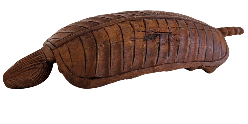 Liggende figuur in boot bij 19e-eeuws Chinees houten snijwerk met onsterfelijken