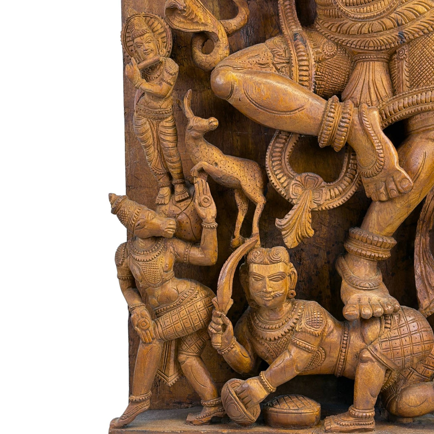 Close-up van het onderste gedeelte van het houten paneel met de gedetailleerde weergave van de figuren rondom de voeten van Shiva Nataraja.