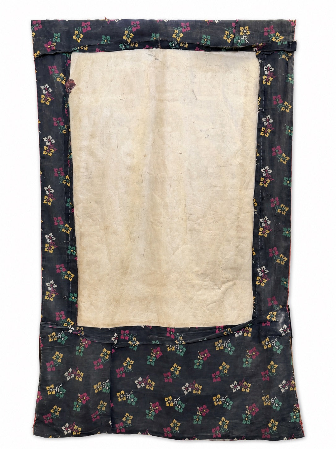 Achterzijde van 19e-eeuwse Nepalese Rakta Tara thangka met historische textielmontage