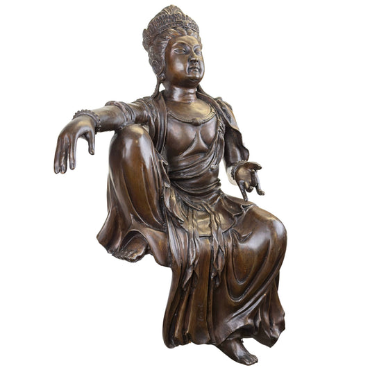Monumentaal Frans antiek bronzen beeld van Guanyin zittend in Lalitasana koninklijke houding met bruine goudglans patina.