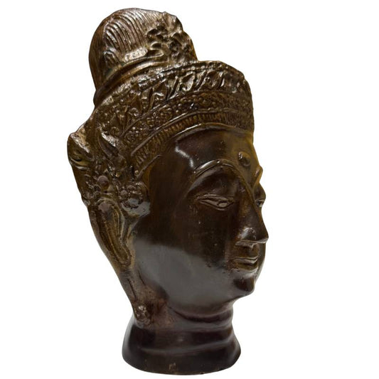 Boeddha hoofd van brons voor meditatie, bewustzijn en een rustige sfeer in huis