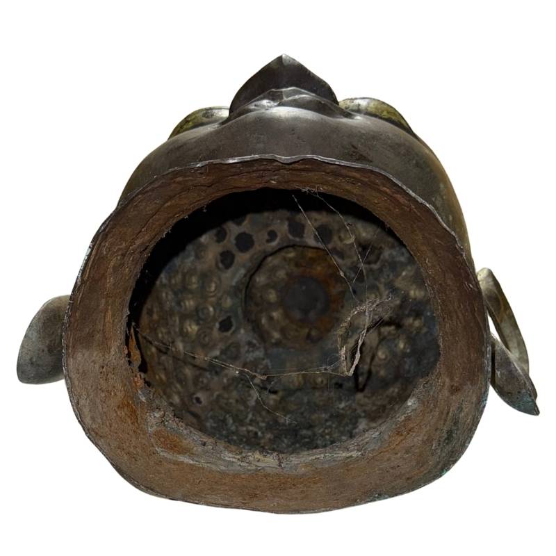 Chinese tempelsculptuur in de vorm van een Boeddhahoofd, uitgevoerd in brons