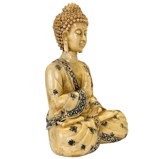 Resin Boeddha met opgeheven rechterhand in Abhaya-mudra – schuin vooraanzicht