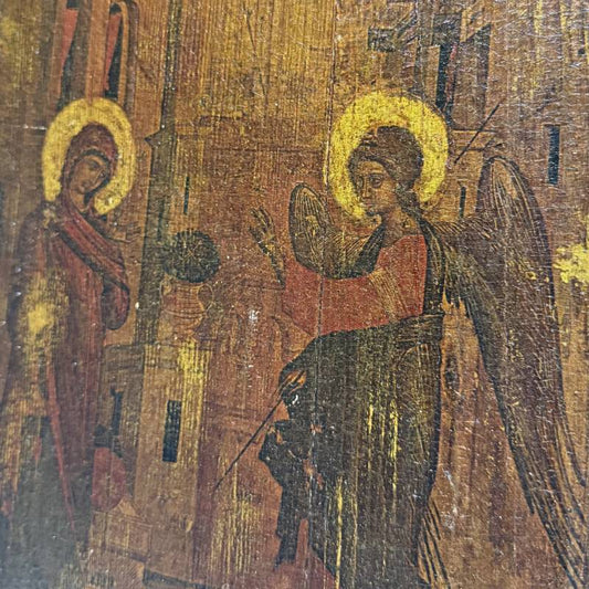 Detail van een orthodoxe Annunciatie-icoon met vergulde halo’s en traditionele post-Byzantijnse schildertechniek.