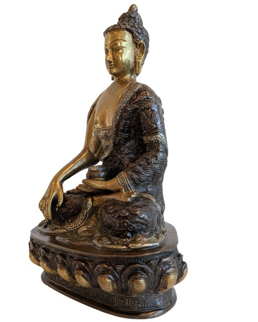 Antiek Nepalese Shakyamuni Boeddhabeeld in verguld brons met rustige uitstraling