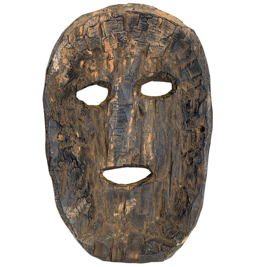 Achterzijde van Nepalees houten sjamanenmasker met ruwe beitel- en adzesporen