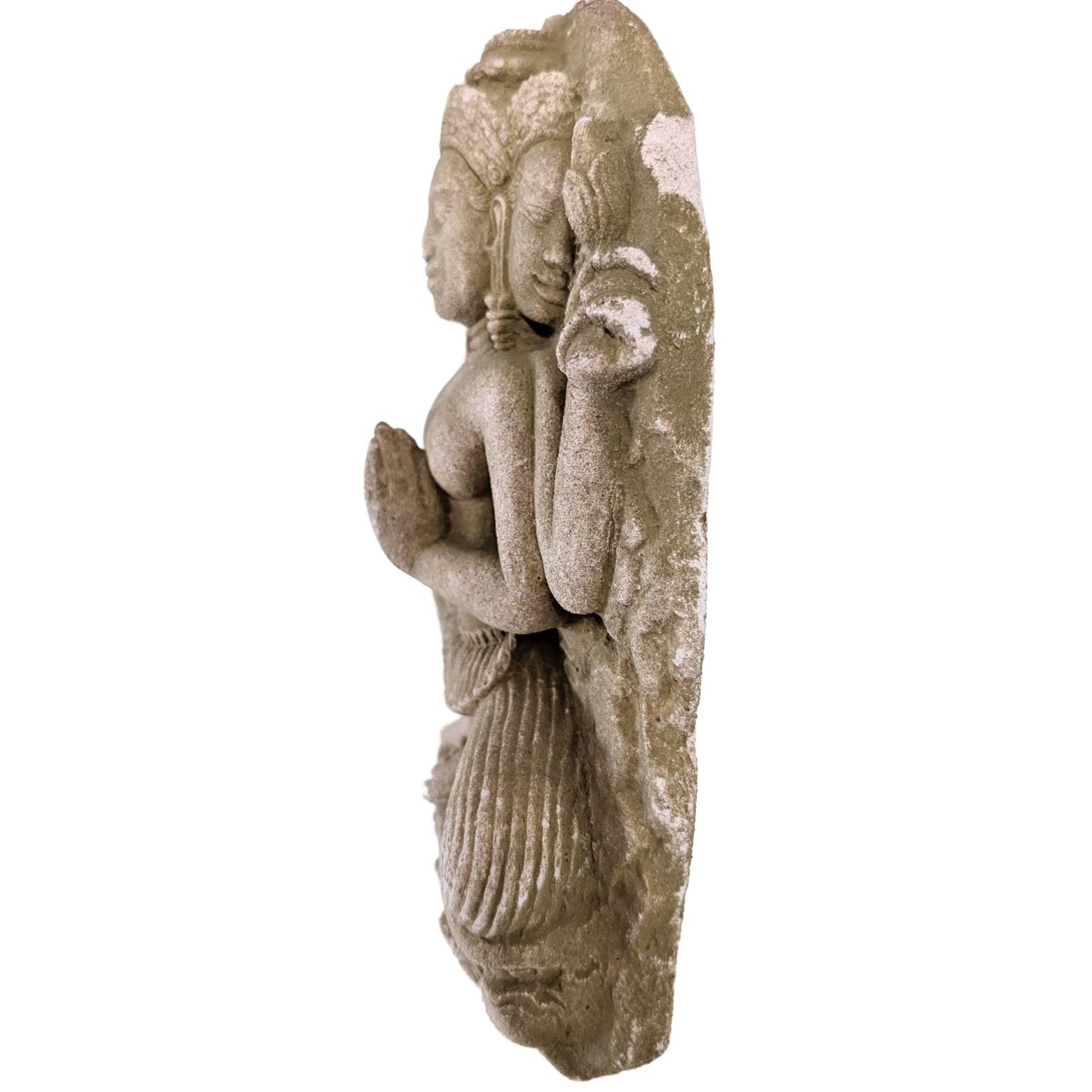 Profiel van een handgehouwen Khmer sculptuur in zandsteen uit Zuidoost Azie.