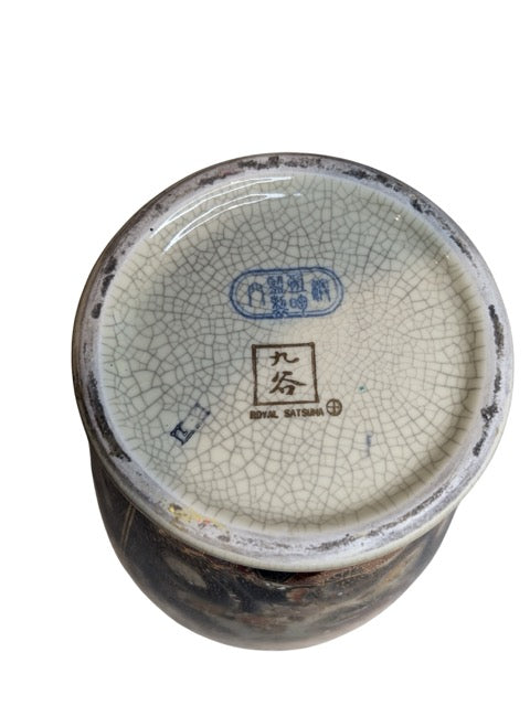 Japanse Satsuma keramiek met uitgebreide figuurdecoratie en goudaccenten, Meiji–Taishō periode