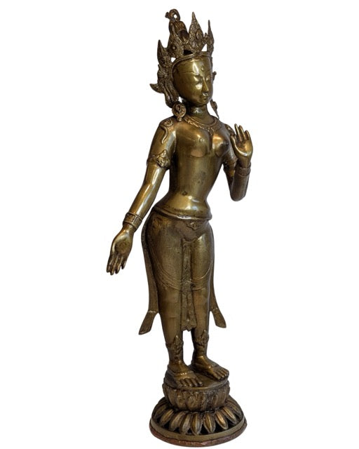 Staande Tara uit Nepal uitgevoerd in brons, bedoeld als krachtig tempelbeeld