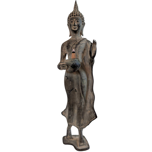 Vooraanzicht van een 29 cm hoge Thaise bronzen Boeddha die een almoezenschaal draagt.