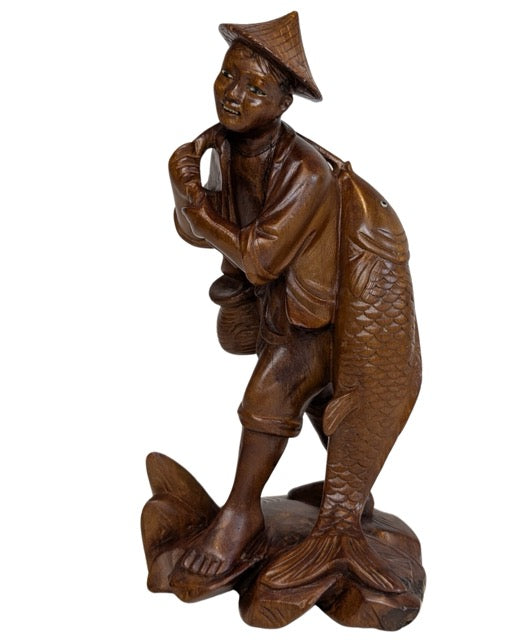 Visser met karper geluksbeeld van hout uit China