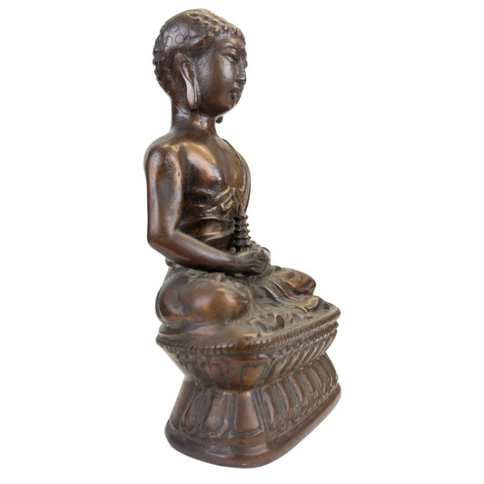 Zware bronzen Boeddha met stupa op lotusvoetstuk, uitgevoerd in koperlegering met oude donkere patina