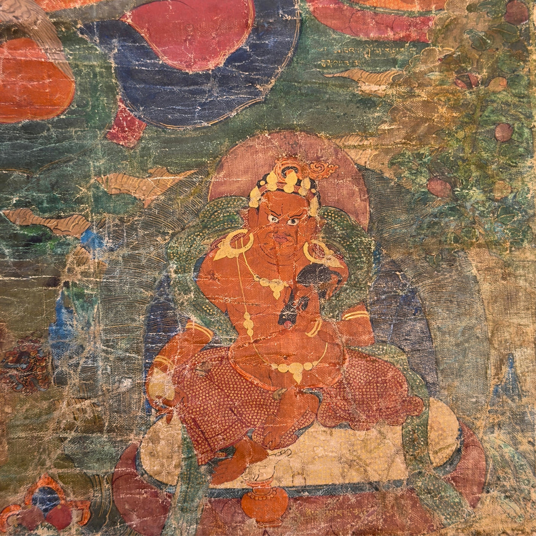 Alte tibetische Thangka-Malerei einer sitzenden Gottheit