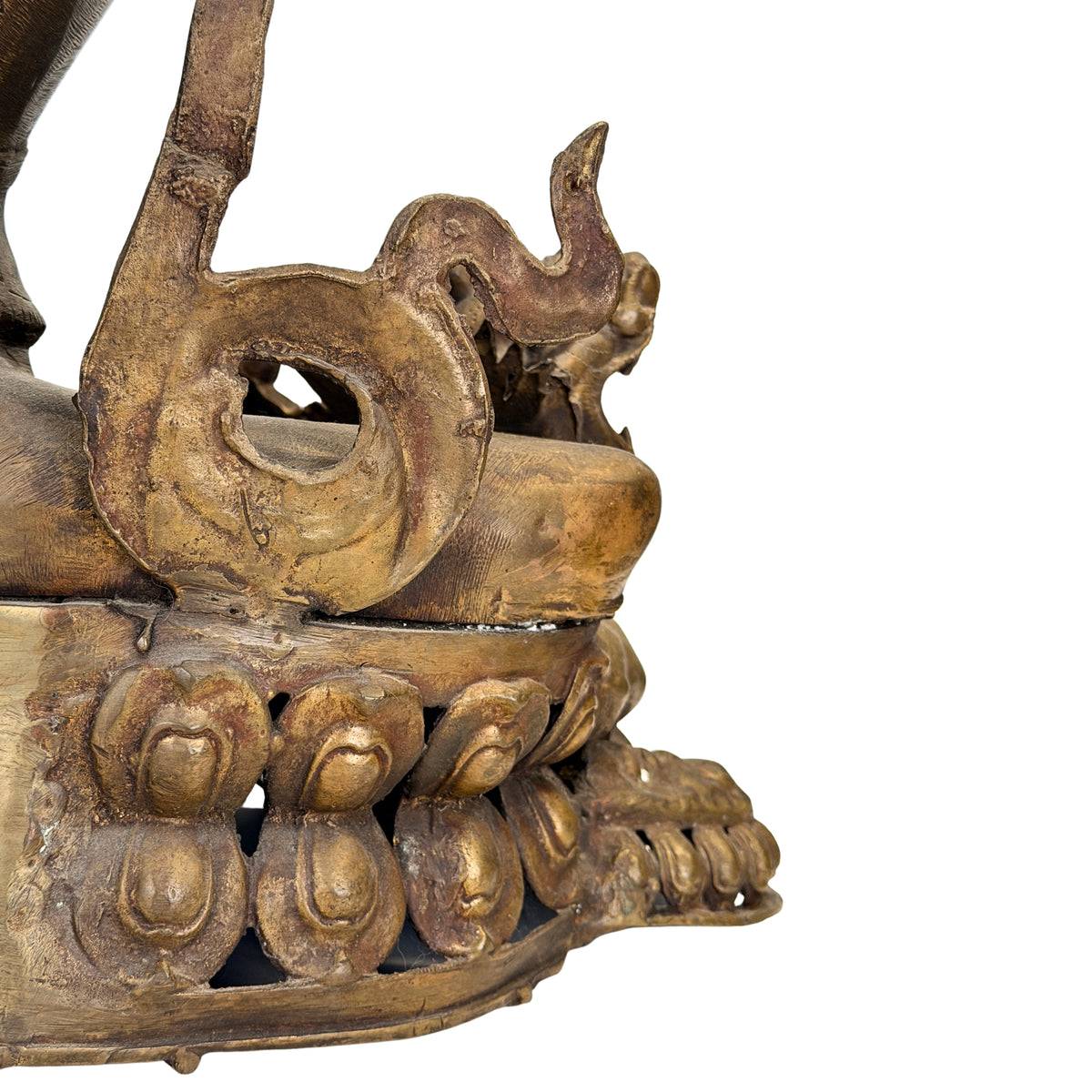 Detail van makara- en vegetale ornamentiek op de lotusvoet van Mañjuśrī