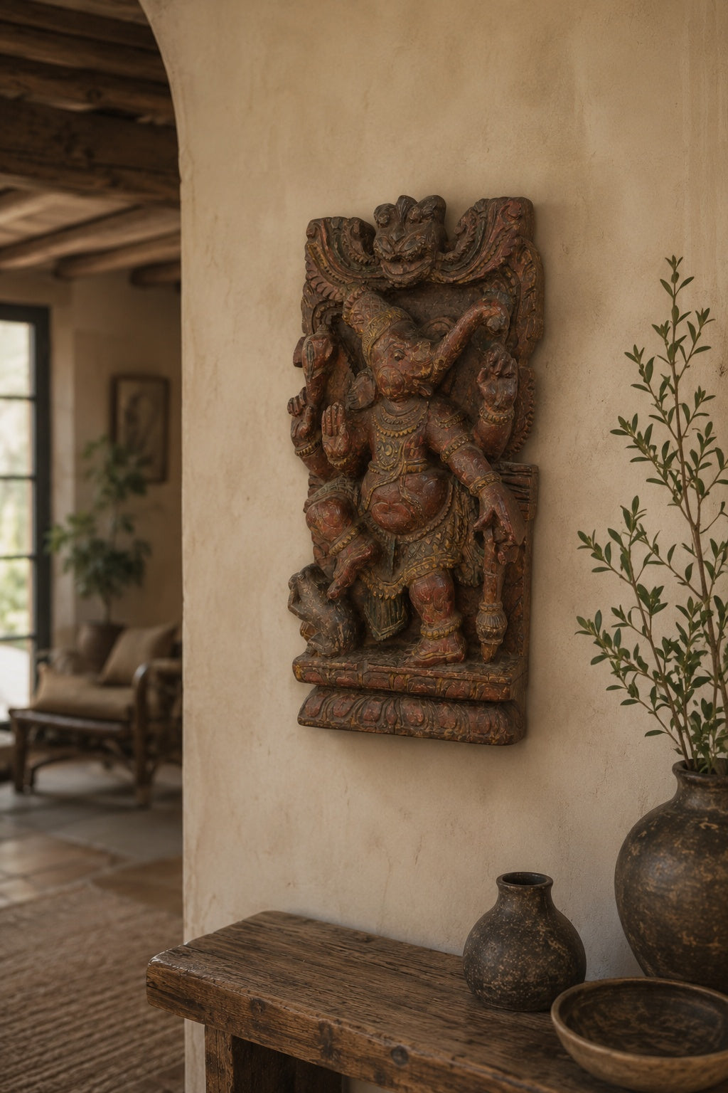 Detail van het handgesneden gezicht van Ganesha met originele verf.
