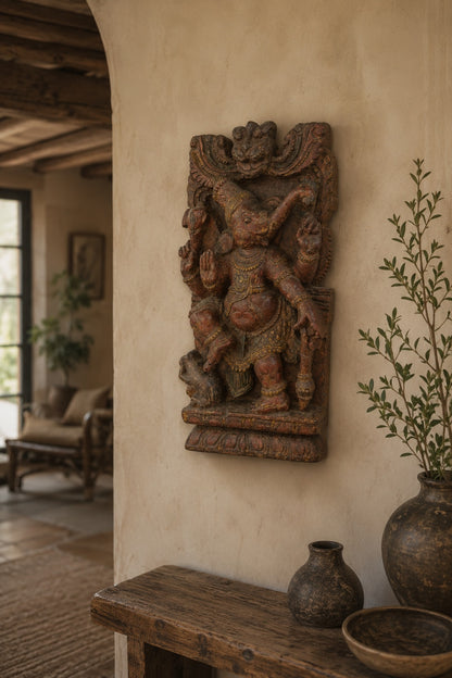 Detail van het handgesneden gezicht van Ganesha met originele verf.