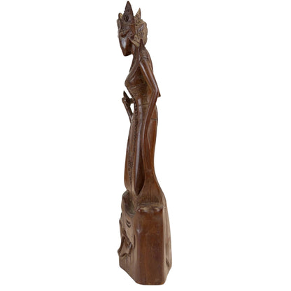 Traditionele sculptuur van Balinees hardhout op gedetailleerde houten basis