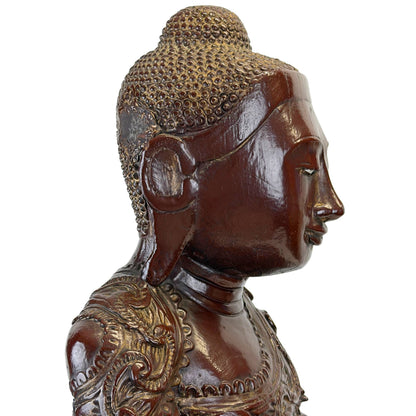 Linkerprofiel van het gezicht van een antiek Mandalay Boeddhabeeld met originele bladvergulding