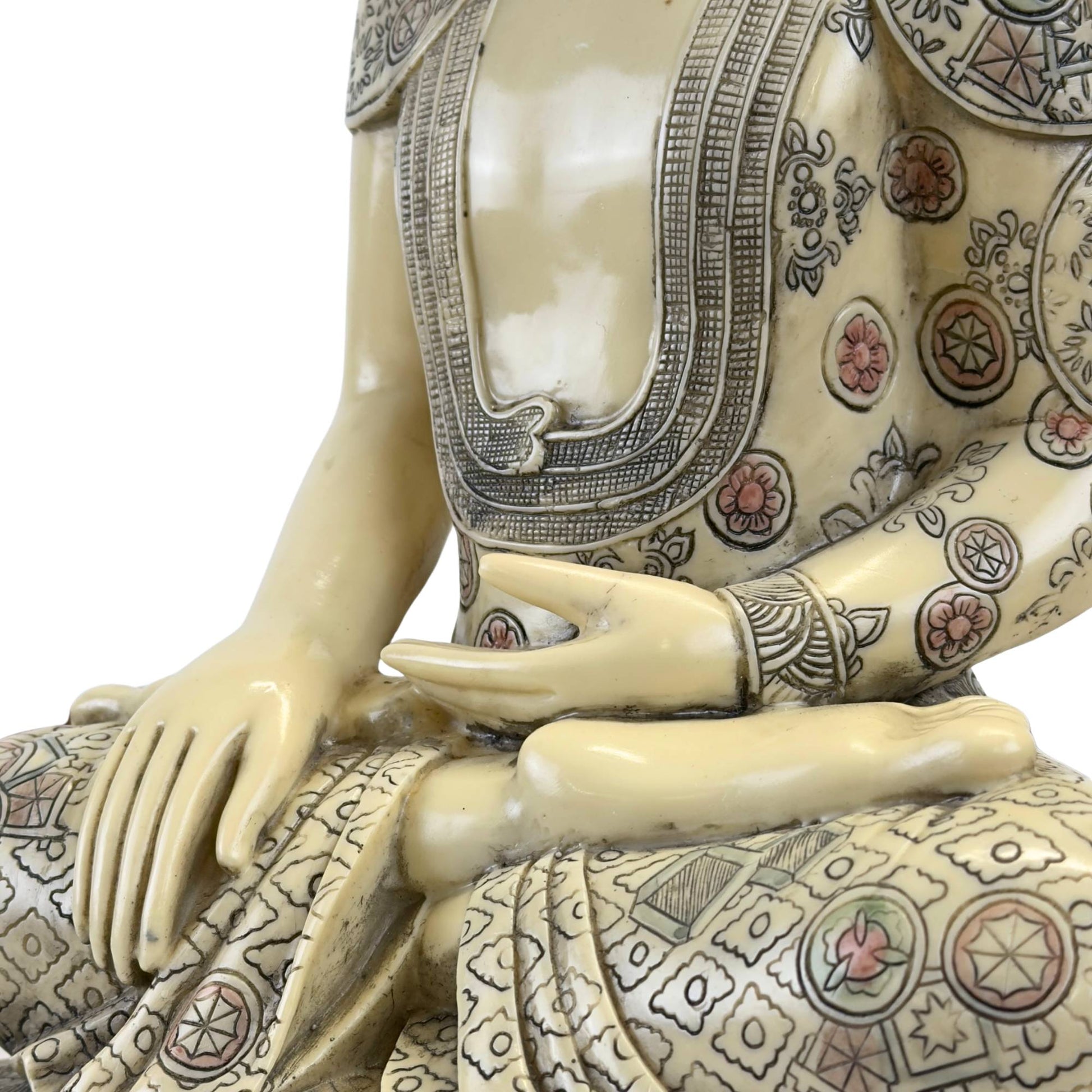 Meditatie Boeddha detailtekening van de patronen op het kunsthars gewaad