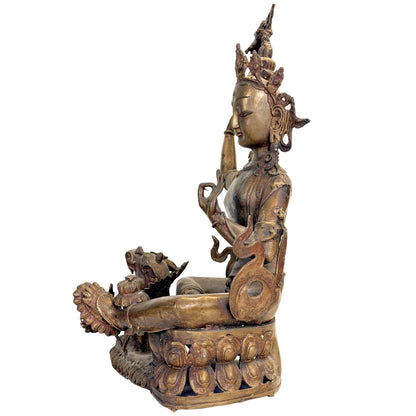 Detail van rijk gedecoreerde kleding en sieraden op Mañjuśrī