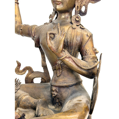 Detail van historische verliezen aan opengewerkte ornamenten van Mañjuśrī