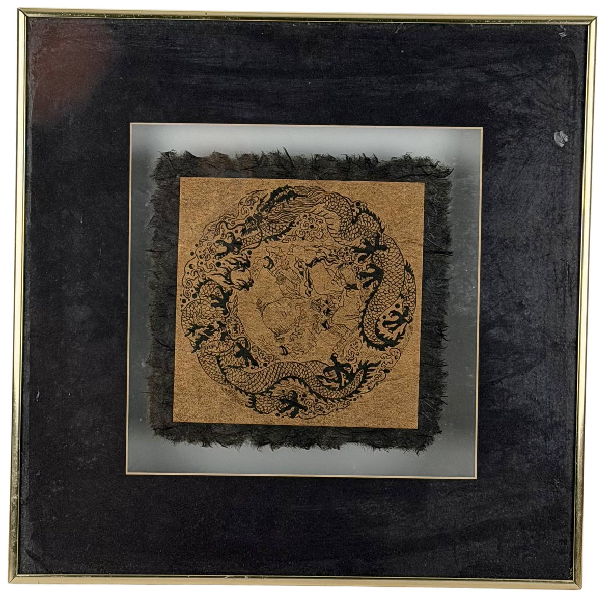 Originele oosterse houtsnede blokdruk van Keizerlijke vijfklauwige draken op handgeschept Lokta papier, zwevend ingelijst in een modern Wabi-Sabi interieur.