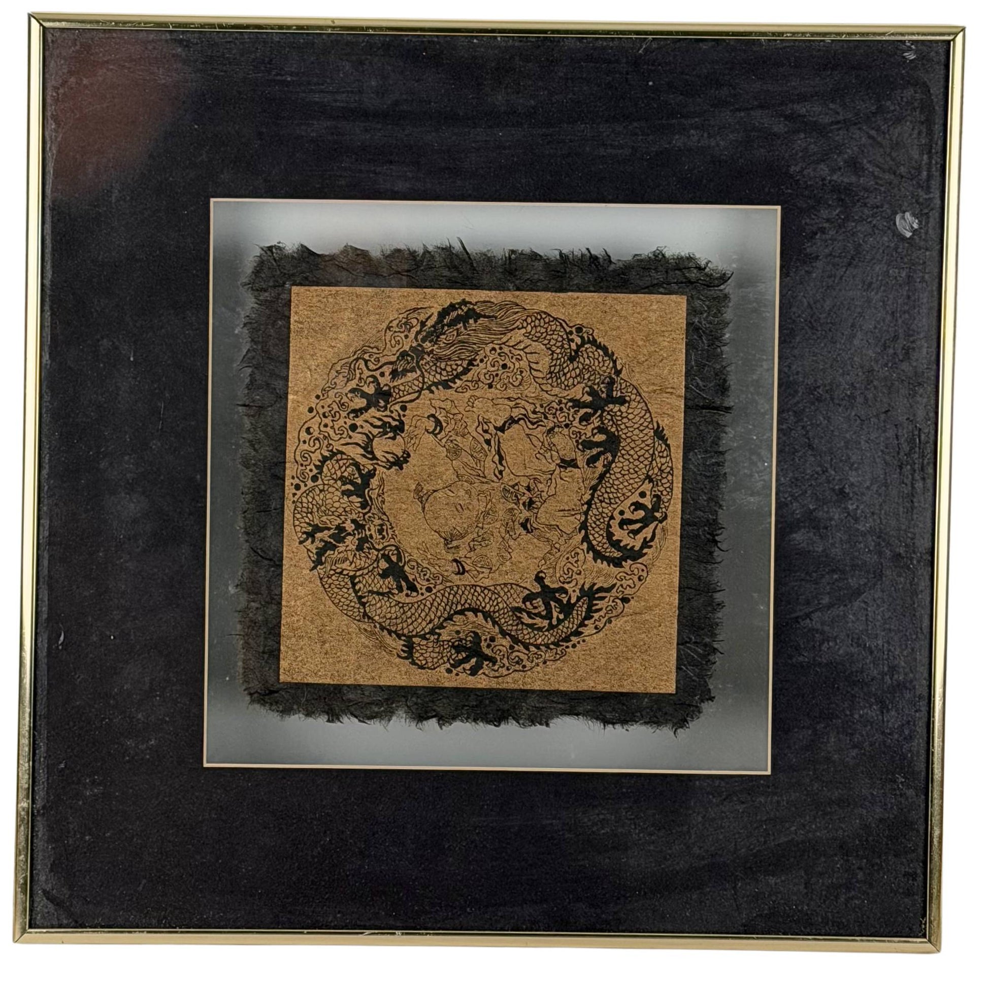Originele oosterse houtsnede blokdruk van Keizerlijke vijfklauwige draken op handgeschept Lokta papier, zwevend ingelijst in een modern Wabi-Sabi interieur.