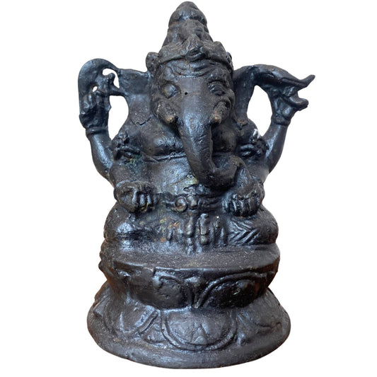 Voorzijde van een antiek bronzen Ganesha beeld in zittende houding.