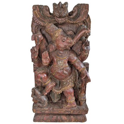 Voorzijde van een polychroom houten Ganesha tempelpaneel uit 1820.