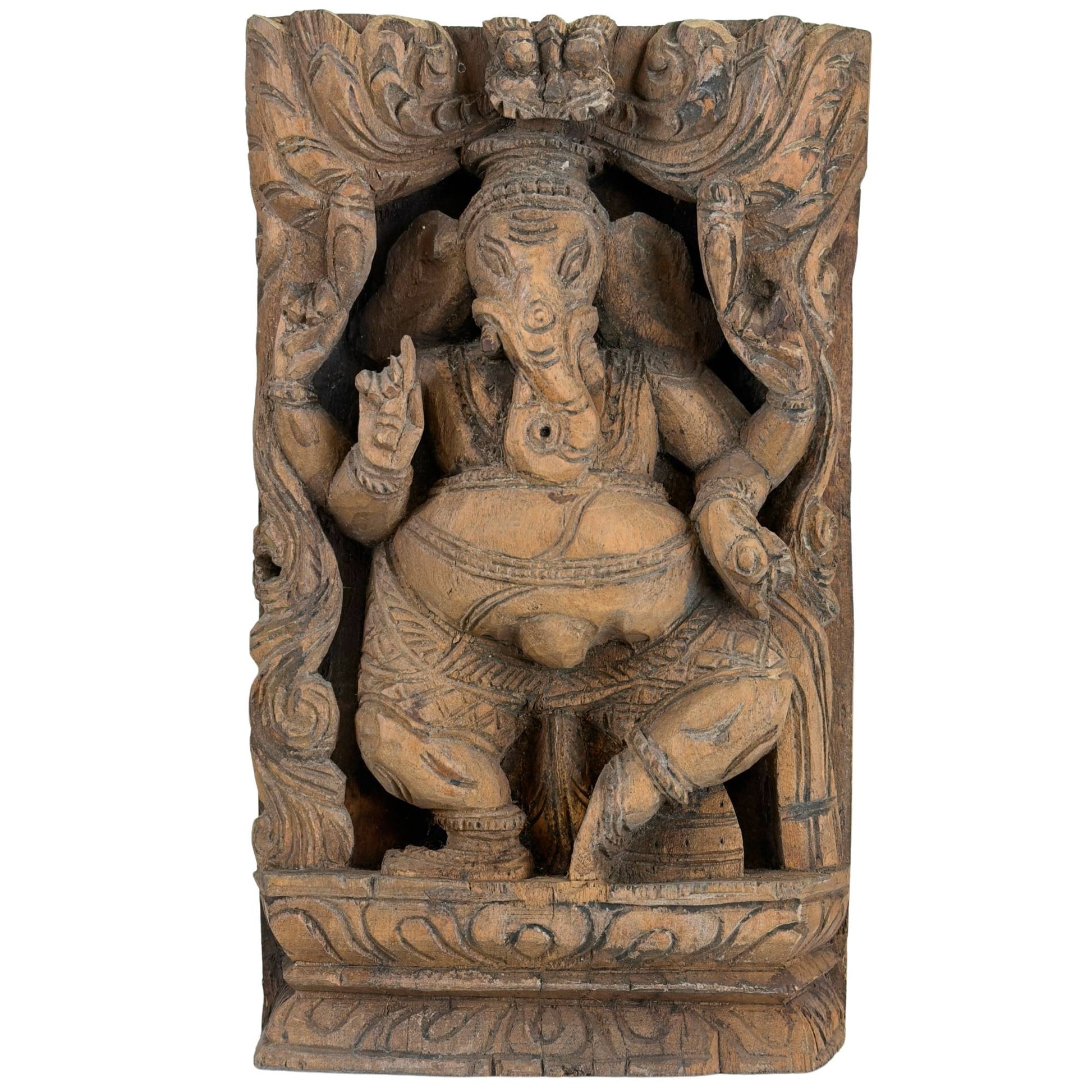 Gesneden houten reliëf van Ganesha uit India met architectonische omlijsting