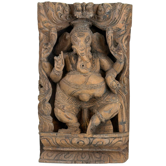 Gesneden houten reliëf van Ganesha uit India met architectonische omlijsting