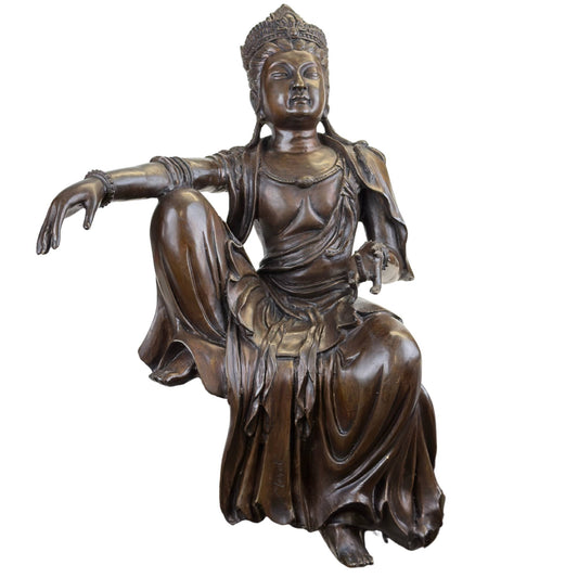 Een historisch bronzen beeld van Guanyin tentoongesteld in een museale opstelling.