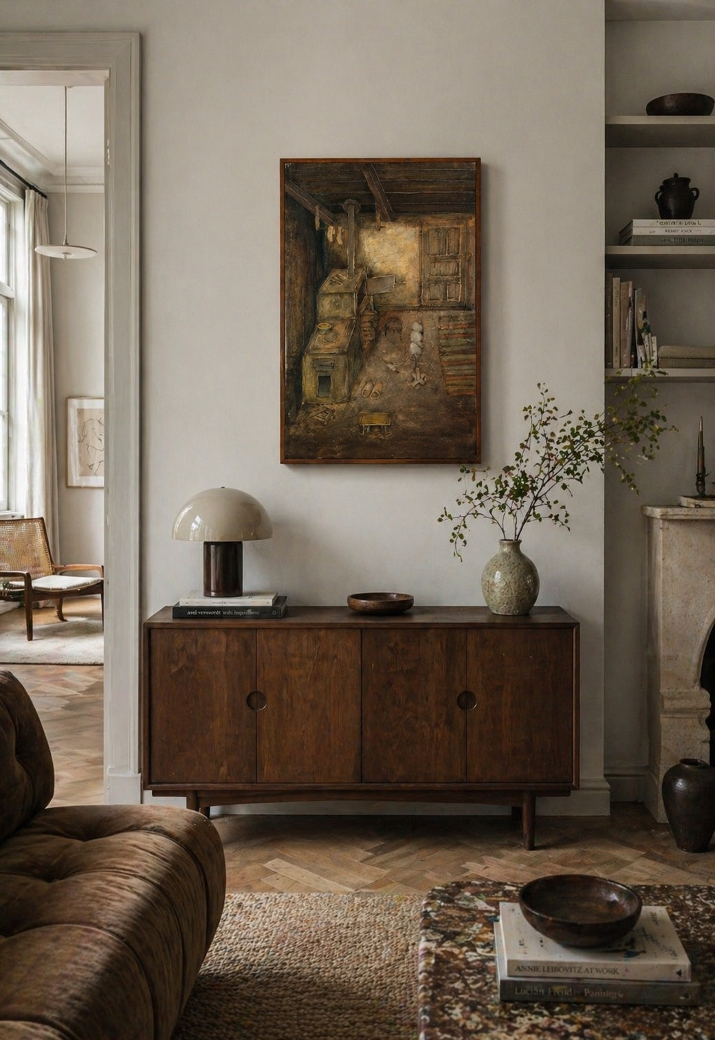 Schilderij in Naïeve stijl door Pavao Mlinarić tonend een sober interieur in aardetinten met karakteristieke kachel uit Lika.