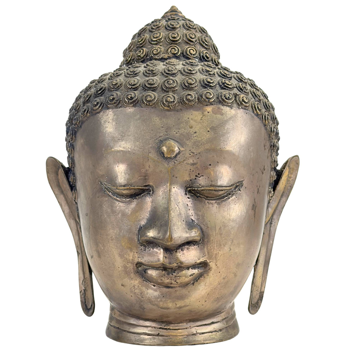 Een historisch Thais bronzen Boeddhahoofd in Sukhothai-stijl tentoongesteld in een museale opstelling.