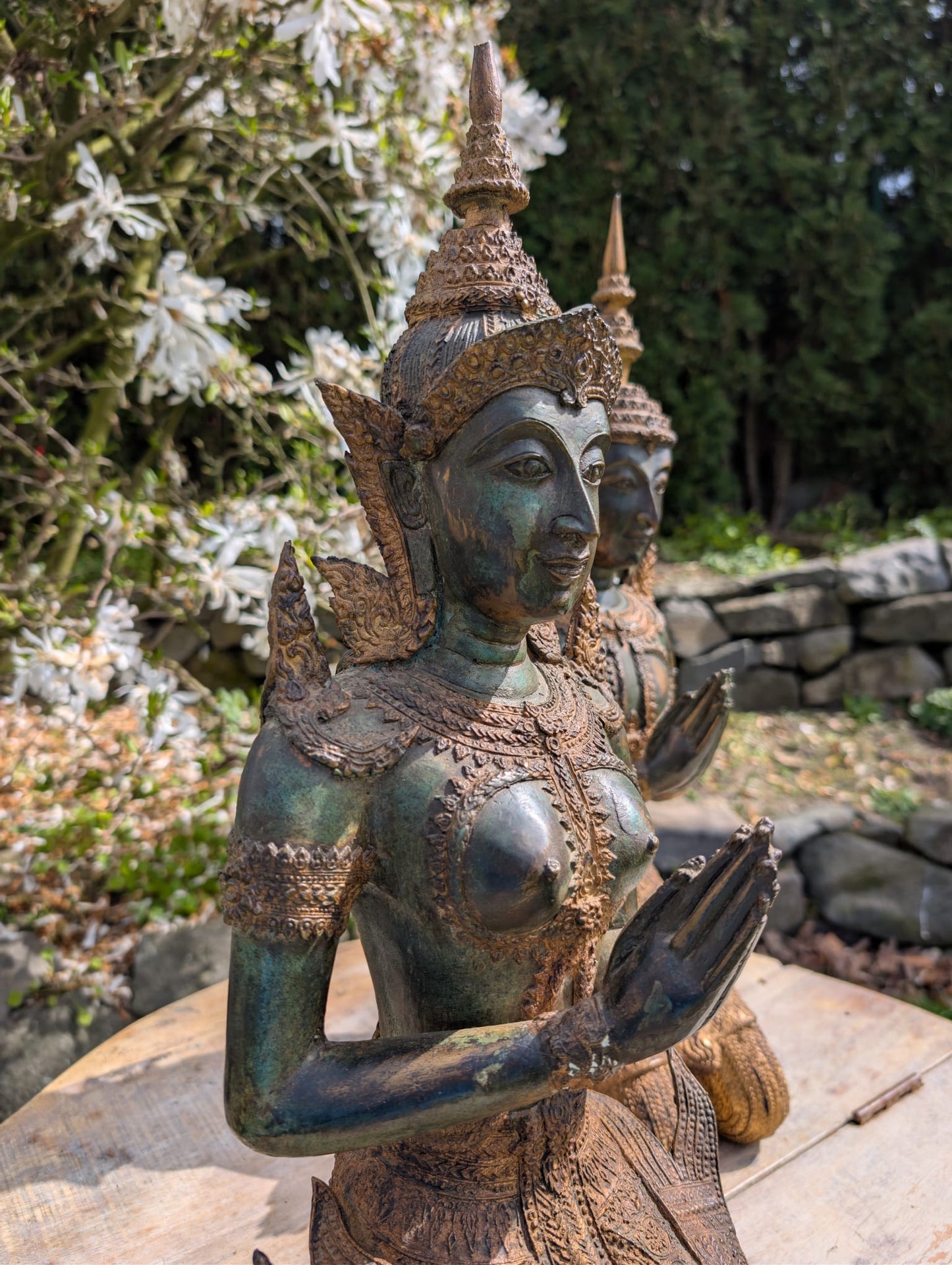 Thaise bronzen tempelwachters – knielend paar – Lot 433