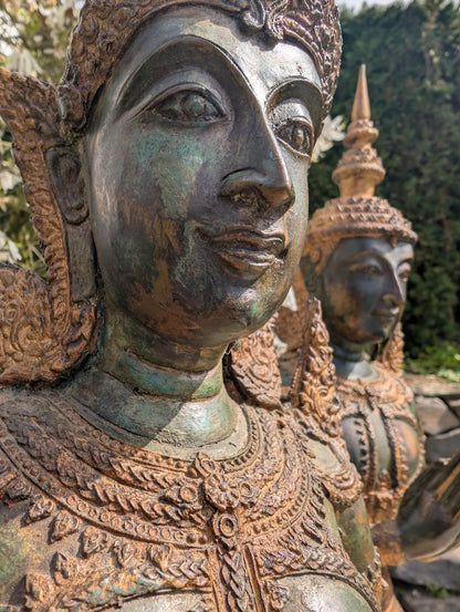 Thaise bronzen tempelwachters in Anjali mudra – detail