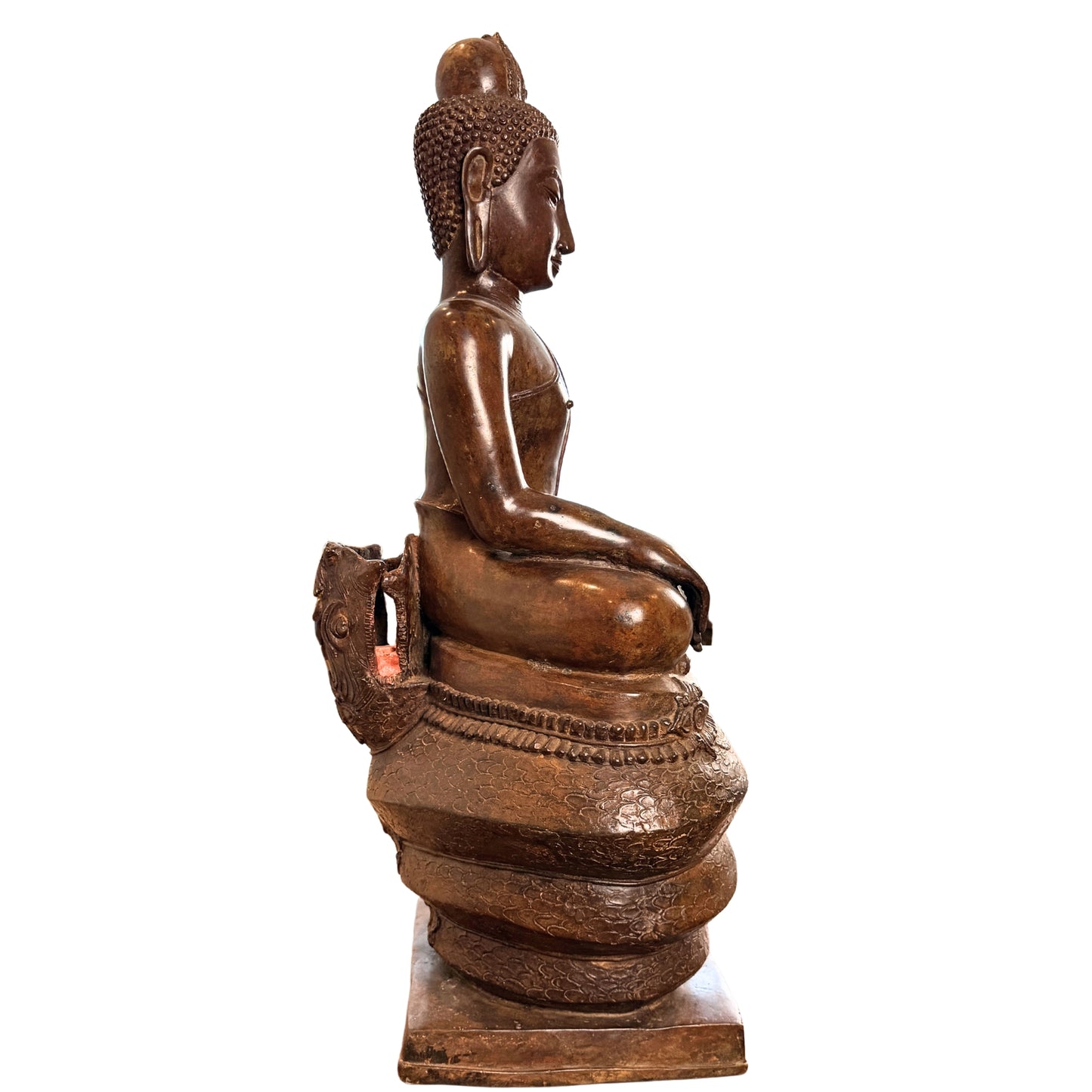 buddha-muchalinda-zonder-naga-kap-zijaanzicht-brons-thailand
ALT: Zijaanzicht van Buddha Muchalinda zonder naga-kap met zichtbare montageconstructie en opgerolde slangenbasis