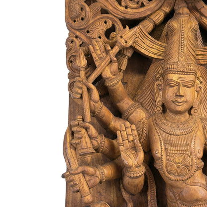 Detail van de rechterzijde met de meerdere armen van Shiva die de Trishula drietand vasthouden en de Abhaya mudra vormen.
