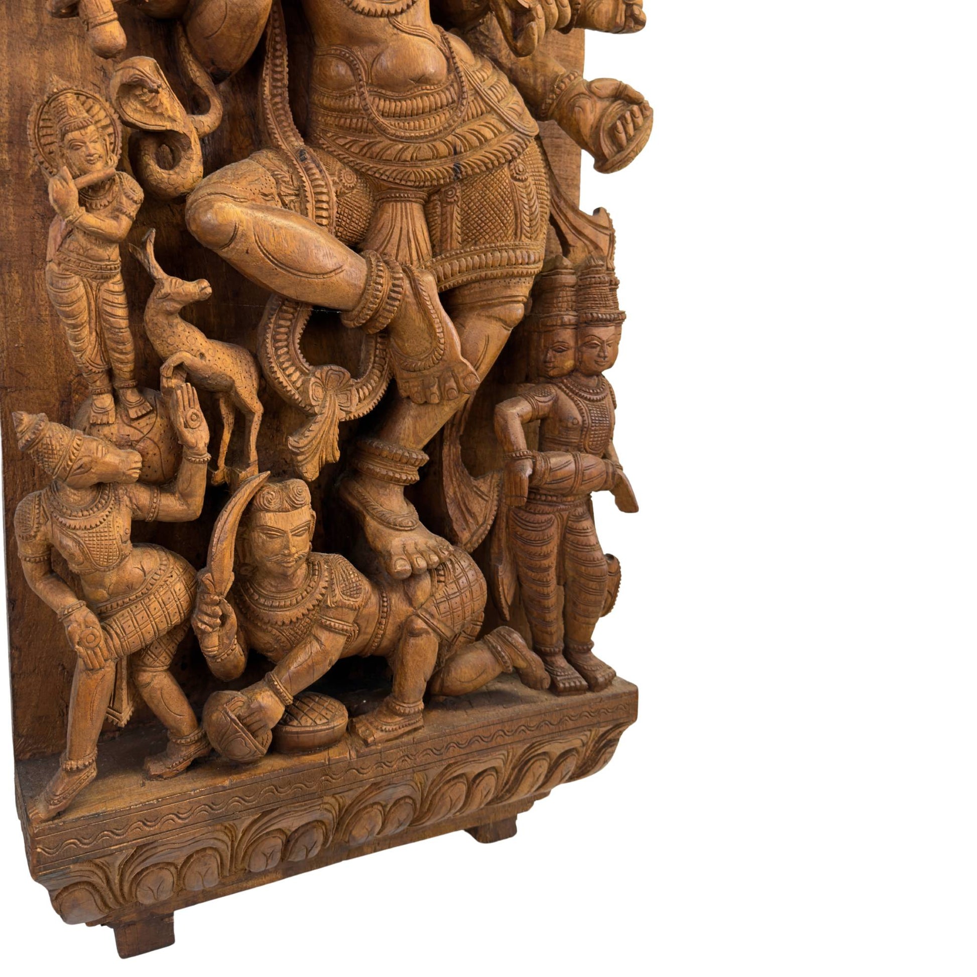 Close-up van het mythologische gevolg aan de linkerzijde met de paardenkoppige attendant Tandu, een fluitspeler en een springend hert.