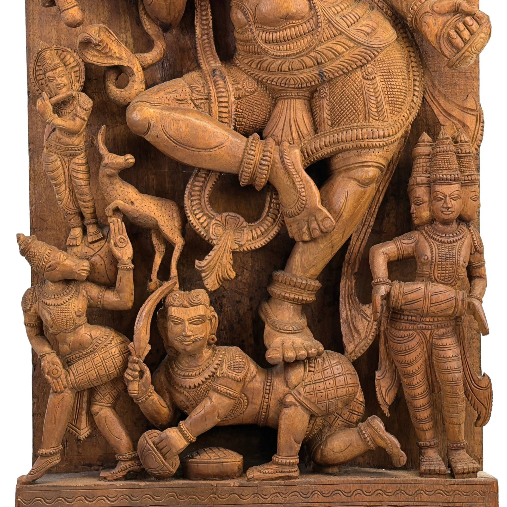 Detail van de onderzijde van het tempelpaneel met Shiva die triomfeert over de dwergdemon Apasmara, geflankeerd door de trommelspelende god Brahma.