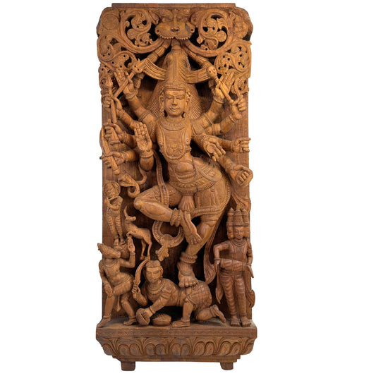 Monumentaal Zuid-Indiaas houten tempelpaneel met een gedetailleerd hoogreliëf van de kosmische dans van Shiva Nataraja uit Tamil Nadu.
