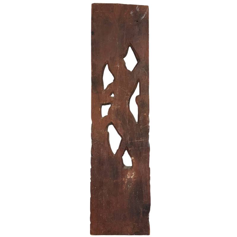 Achterkant van een antieke Balinese houtsculptuur met historische oxidatie en houtnerf