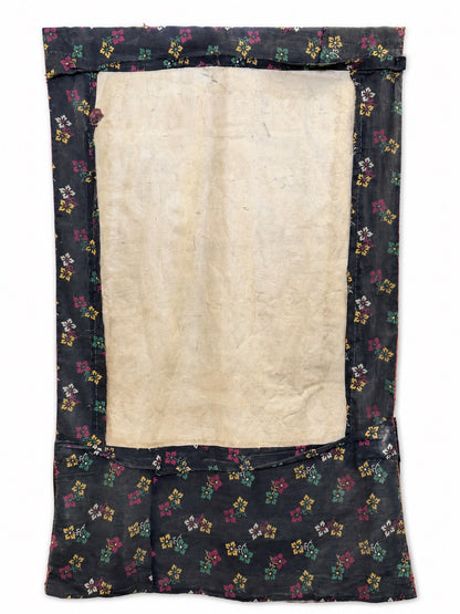 Achterzijde van 19e-eeuwse Nepalese Rakta Tara thangka met historische textielmontage