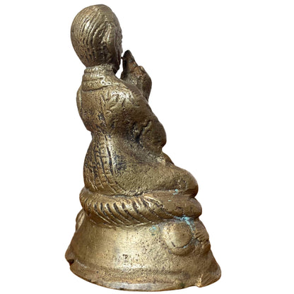 Achterzijde van de massief gegoten bronzen figuur met duidelijke handmatige afwerking.
