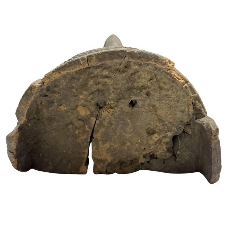Authentiek Afrikaans houten masker met zichtbare slijtage en patina  