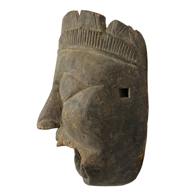 Afrikaans ceremonieel masker van hout met gebruikssporen en patina  