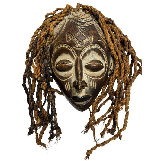 Afrikaans houten ritueel masker met opengewerkte hoge hoofdtooi, witte kaolienlaag en oude ceremoniële patina