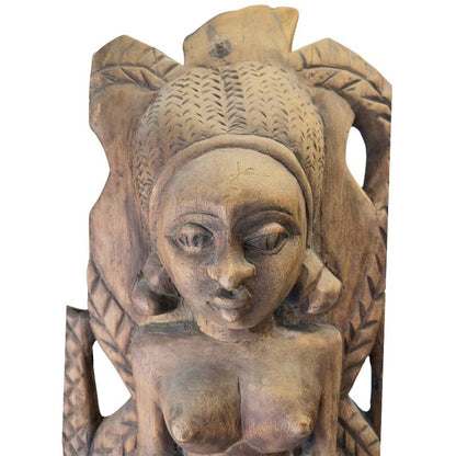 Afrikaanse houten sculptuur met patina en verouderd oppervlak