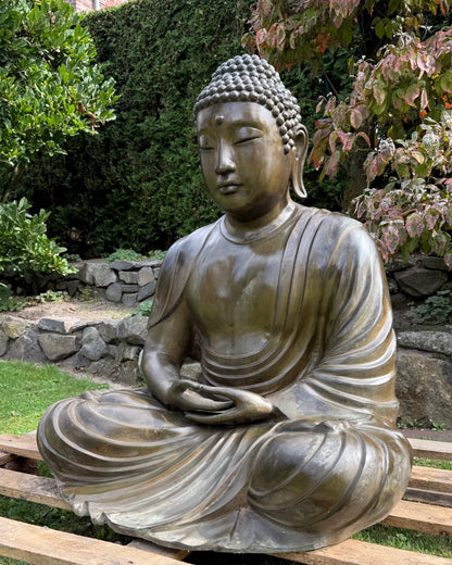 Amida Amitabha Boeddha met halfgesloten ogen en traditionele Japanse vormgeving