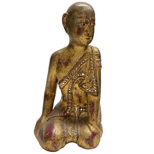 Handgesneden antiek Birmees monniksbeeld van teakhout met bladgoud afwerking.